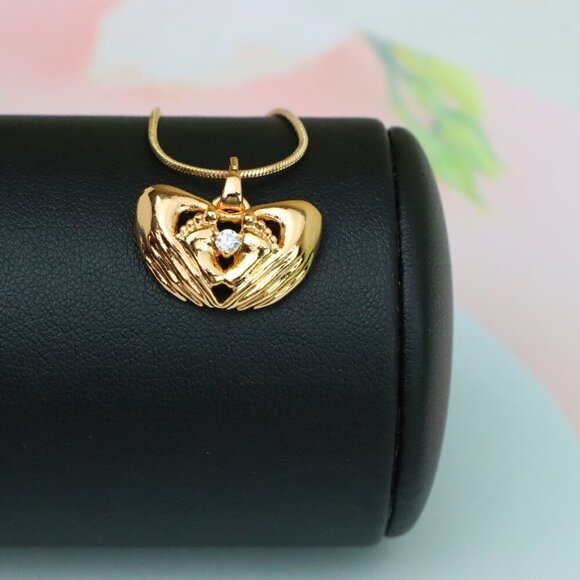 "Heart-Shaped Hand Embrace Pendant with Crystal, XPPT1584 - Picture 4 of 13